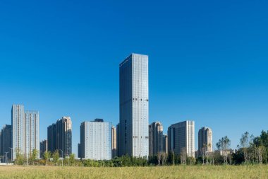 Şangay 'da modern bina geçmişi olan şehir parkı.