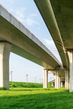 Şehirdeki üst geçidin altında beton yapı ve asfalt yol alanı