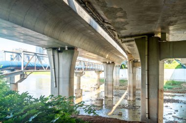 Denizdeki büyük köprünün dibi.