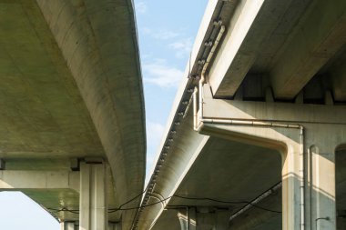 Güneşli bir günde yüksek otoban. Mavi gökyüzüne karşı otoyol üstgeçidi