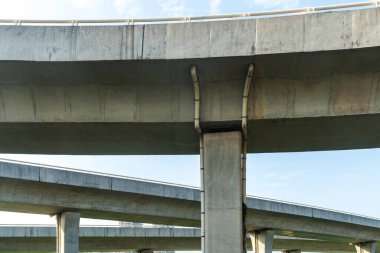Güneşli bir günde yüksek otoban. Mavi gökyüzüne karşı otoyol üstgeçidi