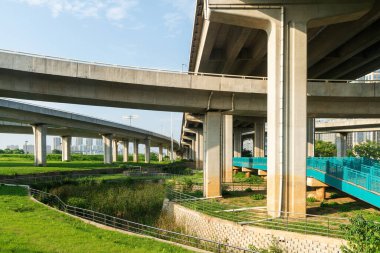 Şehirdeki üst geçidin altında beton yapı ve asfalt yol alanı