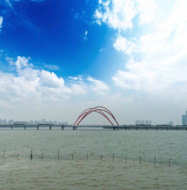 Yangtze Nehri Köprüsü ve Çin 'deki güzel manzarası.