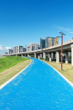 Modern şehirde yürüyüş yolu