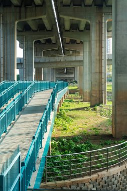 Şehirdeki üst geçidin altında beton yapı ve asfalt yol alanı
