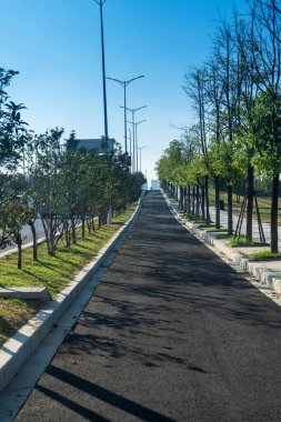 Modern şehirde yürüyüş yolu