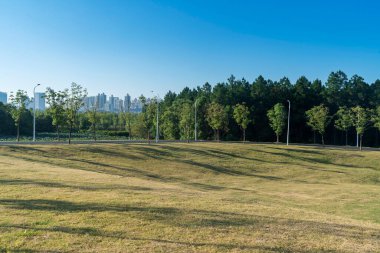 Bahar Parkı ve modern şehir