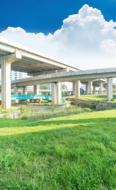 Şehirdeki üst geçidin altında beton yapı ve asfalt yol alanı