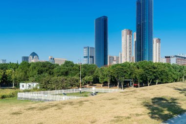 Bahar Parkı ve modern şehir