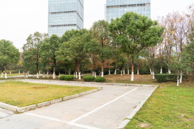 Şangay 'da modern bina geçmişi olan şehir parkı.