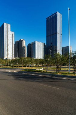 Şehirdeki boş şehir yolu ve binalar