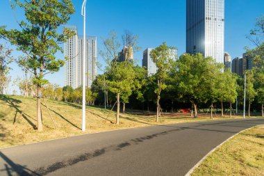 Şangay 'da modern bina geçmişi olan şehir parkı.