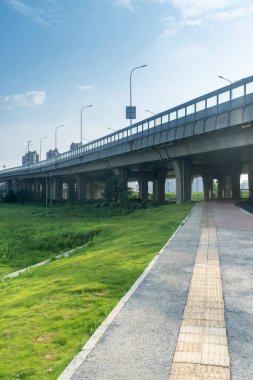 Modern şehirde yürüyüş yolu