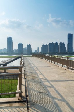 Şehrin kare platformu ve panoramik manzarası