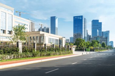 Şehirdeki boş şehir yolu ve binalar