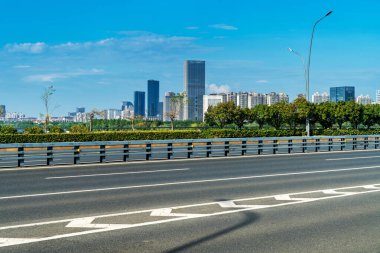 Şehirdeki boş şehir yolu ve binalar