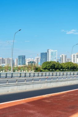 Şehirdeki boş şehir yolu ve binalar
