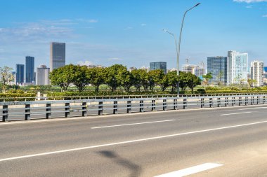 Şehirdeki boş şehir yolu ve binalar
