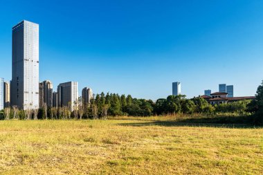 Şangay 'da modern bina geçmişi olan şehir parkı.