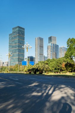 Şehirdeki boş şehir yolu ve binalar