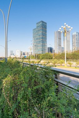 Şehirdeki boş şehir yolu ve binalar