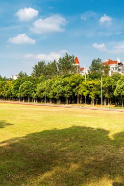 Bahar Parkı ve modern şehir