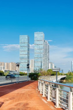 Modern şehirde yürüyüş yolu