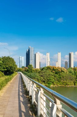 Modern şehirde yürüyüş yolu