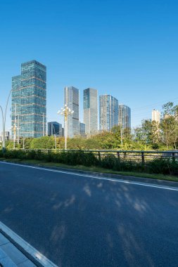 Şehirdeki boş şehir yolu ve binalar