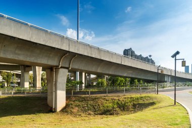 Şehirdeki üst geçidin altında beton yapı ve asfalt yol alanı