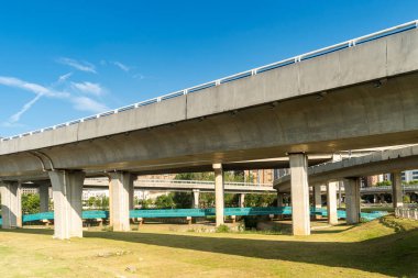 Şehirdeki üst geçidin altında beton yapı ve asfalt yol alanı
