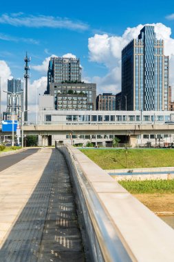Modern şehirde yürüyüş yolu