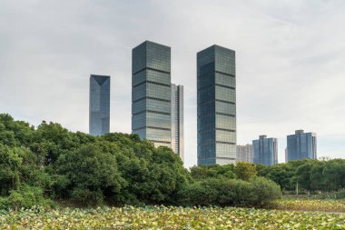 Bahar Parkı ve modern şehir