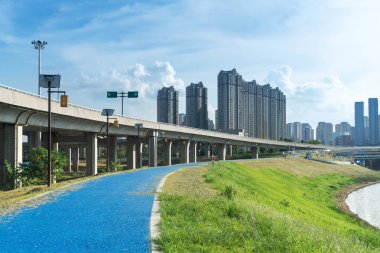 Modern şehirde yürüyüş yolu