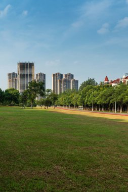 Bahar Parkı ve modern şehir