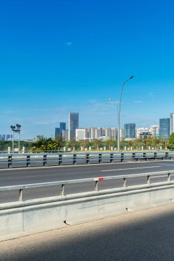 Şehirdeki boş şehir yolu ve binalar