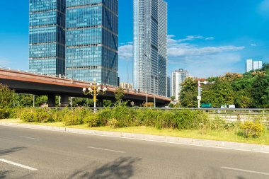 Şehirdeki boş şehir yolu ve binalar