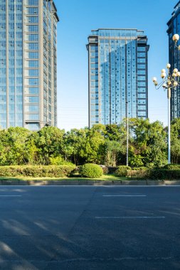 Şehirdeki boş şehir yolu ve binalar