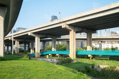 Otoyol üst geçidi modern şehrin ufuk çizgisi arkaplanı