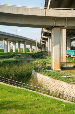 Şehirdeki üst geçidin altında beton yapı ve asfalt yol alanı