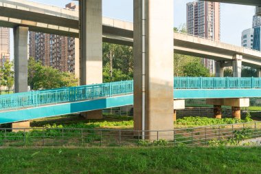 Şehirdeki üst geçidin altında beton yapı ve asfalt yol alanı