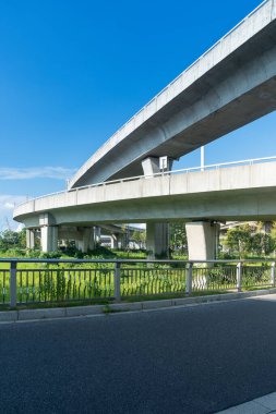 Şehirdeki üst geçidin altında beton yapı ve asfalt yol alanı