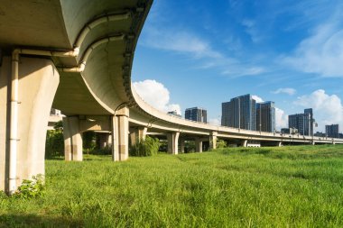 Şehirdeki üst geçidin altında beton yapı ve asfalt yol alanı
