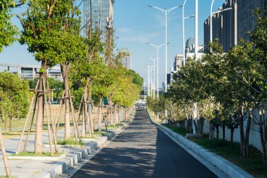 Modern şehirde yürüyüş yolu