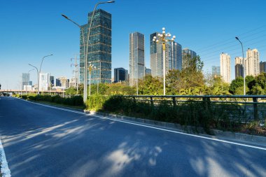 Şehirdeki boş şehir yolu ve binalar