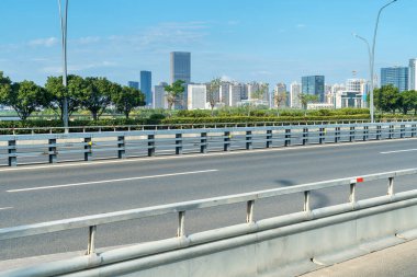 Şehirdeki boş şehir yolu ve binalar