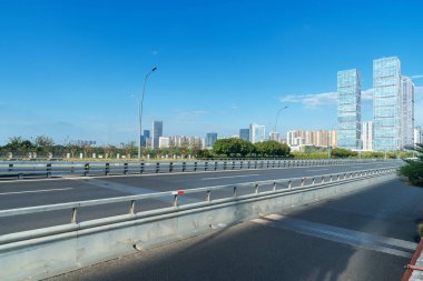 Şehirdeki boş şehir yolu ve binalar