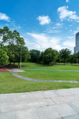 Bahar Parkı ve modern şehir