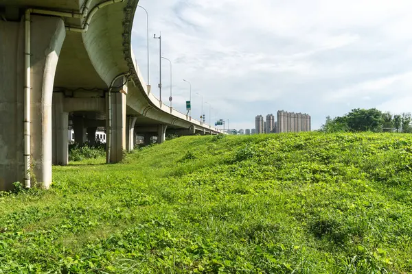 Şehirdeki üst geçidin altında beton yapı ve asfalt yol alanı