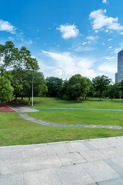 Bahar Parkı ve modern şehir